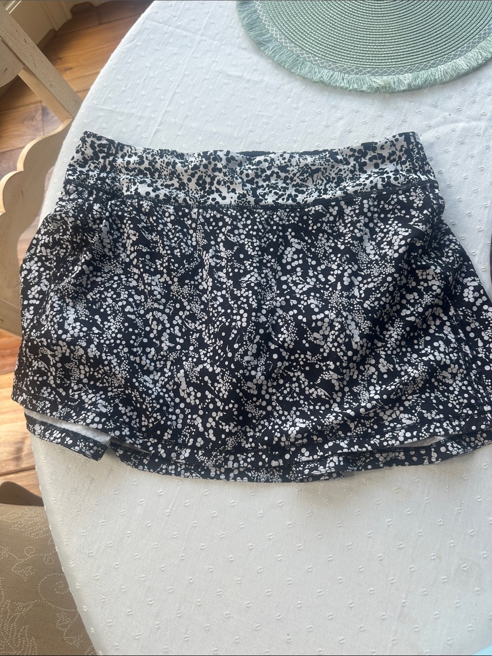 lululemon athletica Black & White Floral Mini Skort Sz 8 Tall EUC